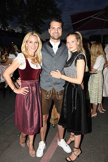 Sandra Abt (Dirndl : Alpenherz), Jimi Blue Ochsenknecht  (Outfit : Alpenherz) und Freundin Laura-Marie Geissler (Dirndl : Alpenherz)  @ 11 Jahre Alpenherz im Atlantik Fisch in München am 14.07.2022 ©Foto: AGENCY PEOPLE IMAGE (c) Michael Tinnefeld
